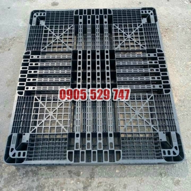 pallet nhựa màu đen