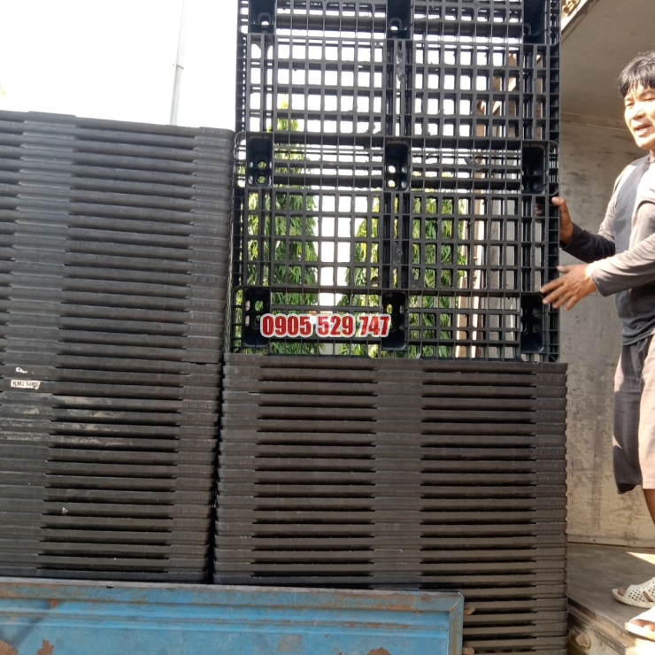 Pallet nhựa cũ 1