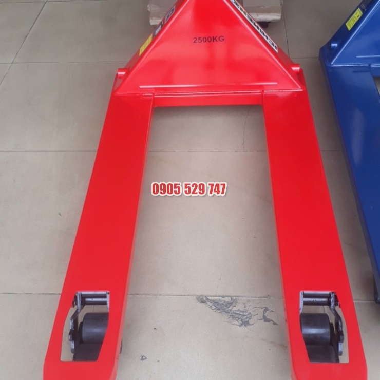 Xe nâng tay màu đỏ