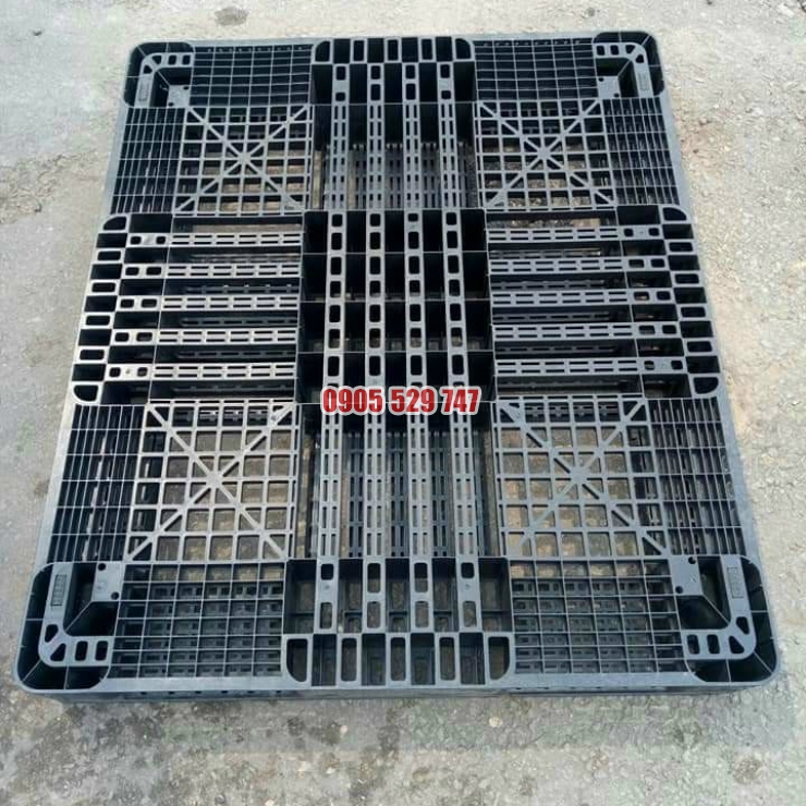 pallet nhựa màu đen