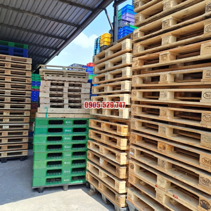 pallet gỗ và pallet nhựa